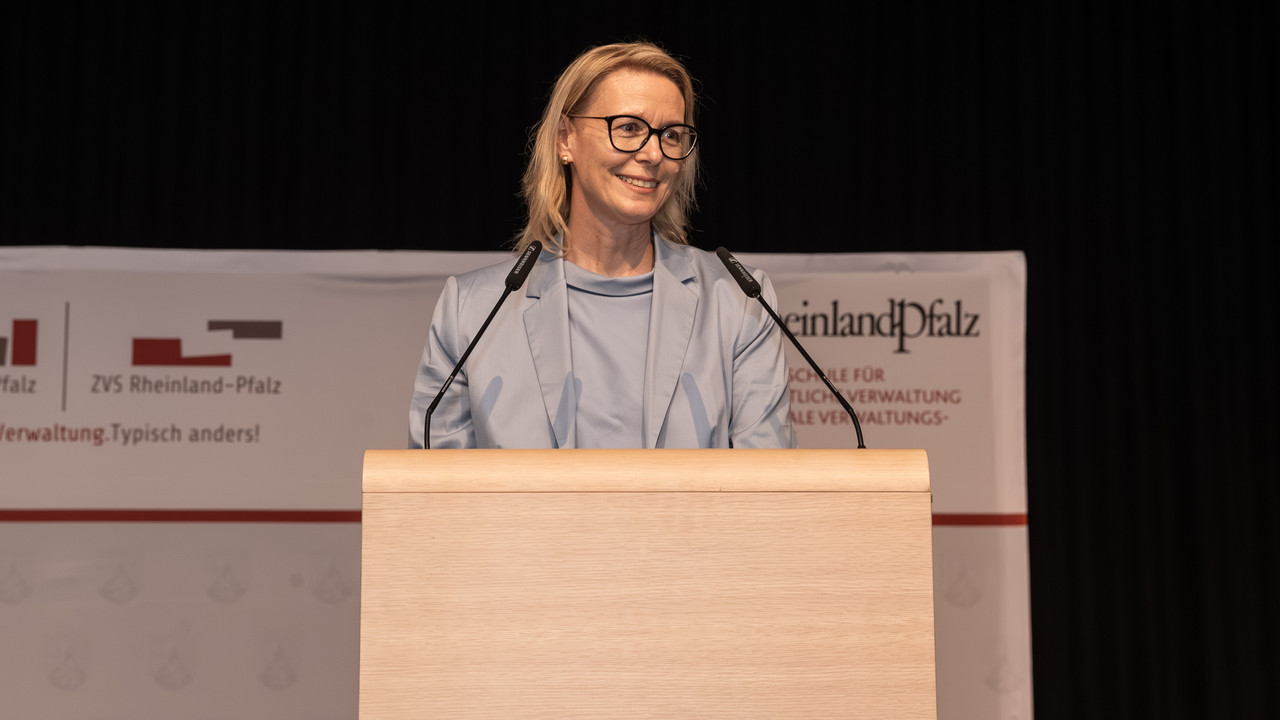 Direktorin Alice Schmidt bei Ihrer Ansprache.