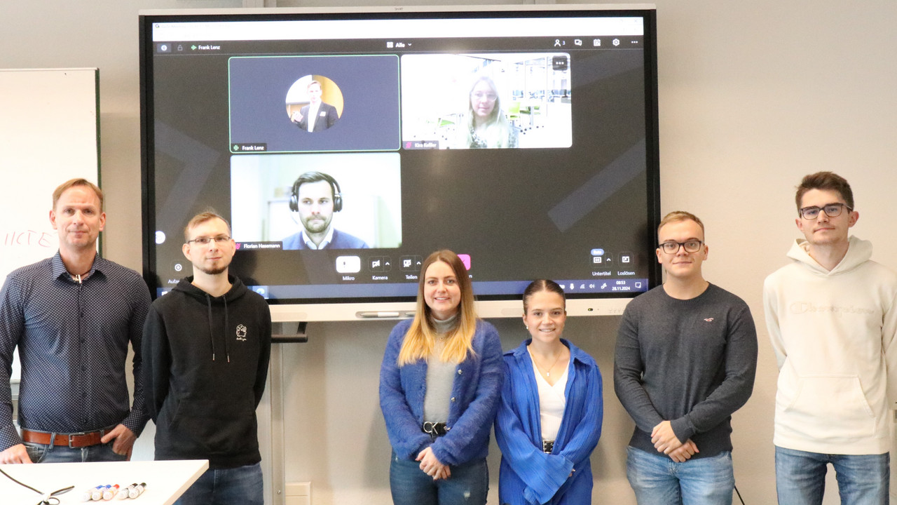 HöV-Dozent Frank Lenz mit Studierenden und online dazu geschaltet Kira Keßler sowie Florian Hasemann (Digitalisierungsexperten der KV Kusel).