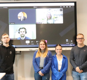HöV-Dozent Frank Lenz mit Studierenden und online dazu geschaltet Kira Keßler sowie Florian Hasemann (Digitalisierungsexperten der KV Kusel).