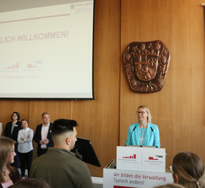 HöV-Direktorin Alice Schmidt begrüßt die neuen Studierenden in der Aula.
