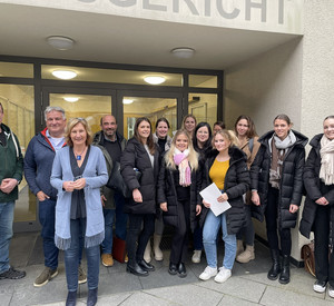 V. l. Ralf Kohlhaas (Die Brücke e.V.), HöV-Dozent Jürgen Maximini, Tanja Becher (Direktorin Amtgericht Betzdorf), HöV -Dozent Stefan Rankenhohn und HöV Studierende.