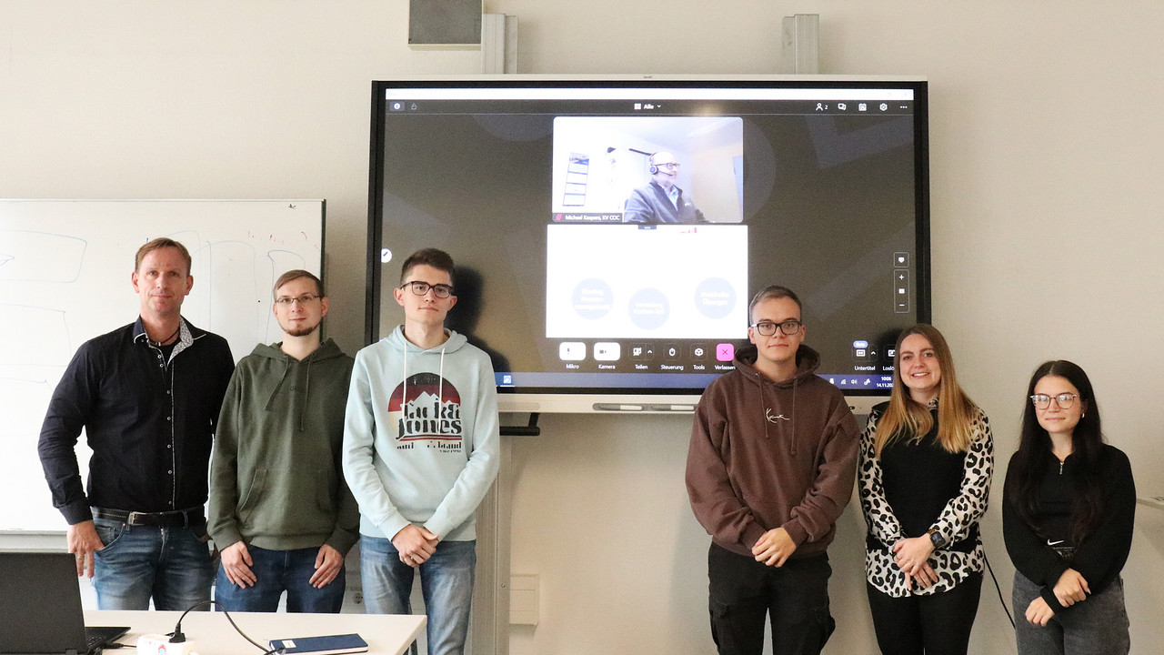 Gruppenfoto, von links HöV-Dozent Frank Lenz, Studierende und Online zugeschaltet Michael Kaspers (KV Cochem-Zell).