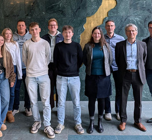 Gruppenfoto im Finanzministerium RLP in Mainz mit Studierendengruppe der HöV RLP, v.r.n.l. Dozent Sebastian Hermann, Dr. Walter Müller, Michael Eichbauer sowie Stefanie Hengstwerth