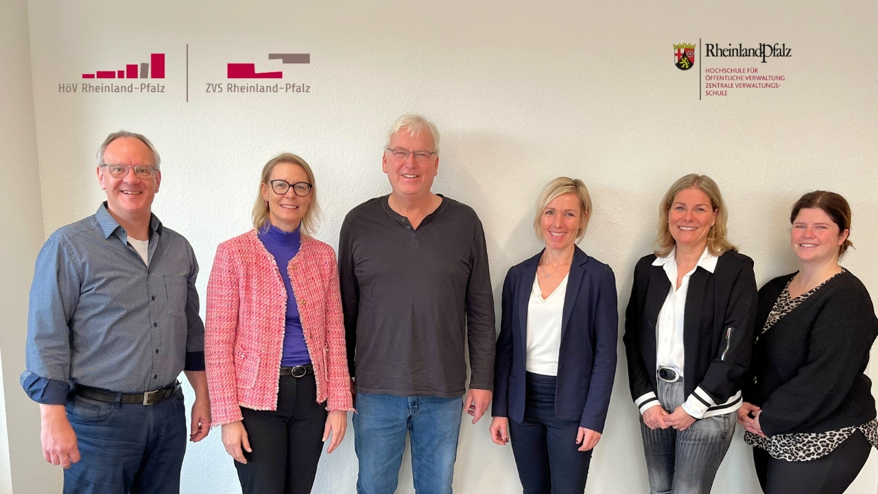 Gruppenfoto beim offiziellen Abschied von Klaus Wey nach 32 Jahren an der HöV ZVS. Sechs Personen stehen in einer Reihe und blicken in die Kamera. Zu sehen sind Thomas Schnack, Direktorin Alice Schmidt, Klaus Wey, Verwaltungsleiterin Waltraud Leich, Personalratsvorsitzende Sandra Hering und Personalratsmitglied Jessica Krämer.