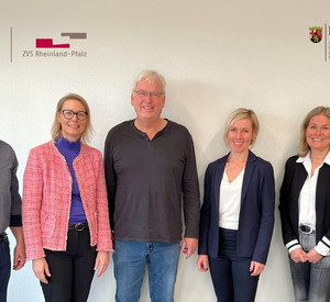 Gruppenfoto beim offiziellen Abschied von Klaus Wey nach 32 Jahren an der HöV ZVS. Sechs Personen stehen in einer Reihe und blicken in die Kamera. Zu sehen sind Thomas Schnack, Direktorin Alice Schmidt, Klaus Wey, Verwaltungsleiterin Waltraud Leich, Personalratsvorsitzende Sandra Hering und Personalratsmitglied Jessica Krämer.