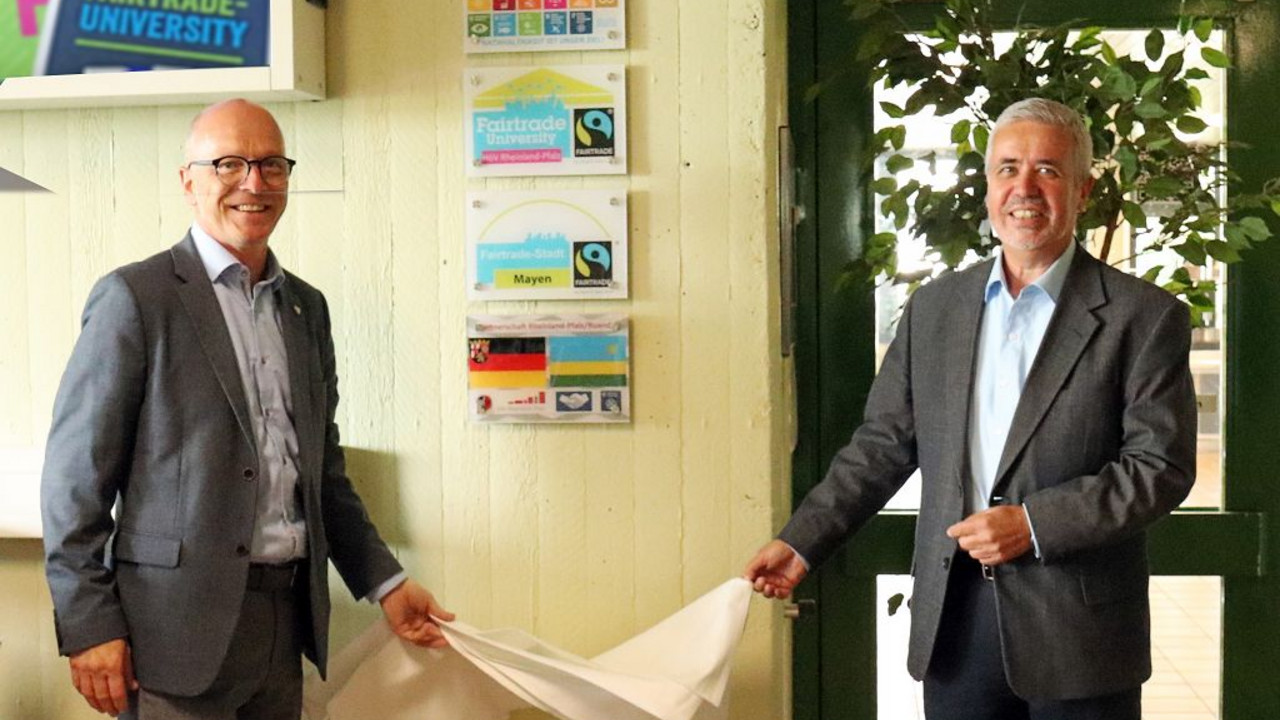 Oberbürgermeister der Stadt Mayen Dirk Meid und HöV-Direktor Klaus Weisbrod enthüllen die Fairtrade-Tafeln.