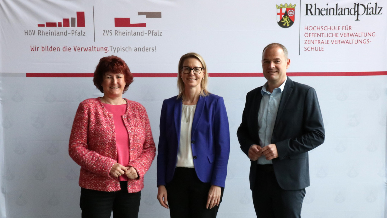 V. l. Lilli Lenz (dbb Landeschefin), HöV-Direktorin Alice Schmidt und der stellvertretende Direktor Dirk Roselt.