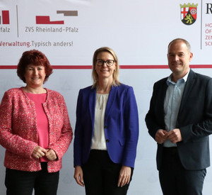 V. l. Lilli Lenz (dbb Landeschefin), HöV-Direktorin Alice Schmidt und der stellvertretende Direktor Dirk Roselt.