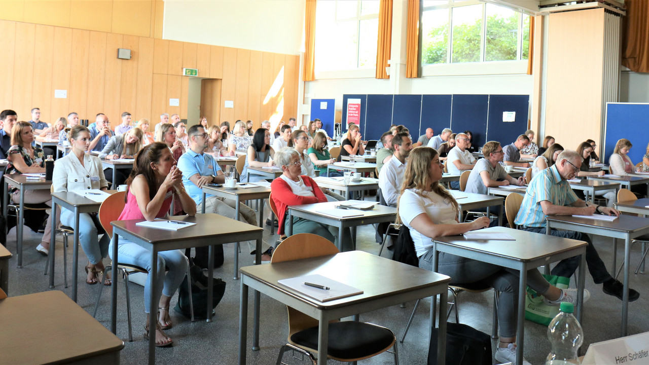 Ausbildungsleiter/-innen in der Aula der HöV / ZVS.