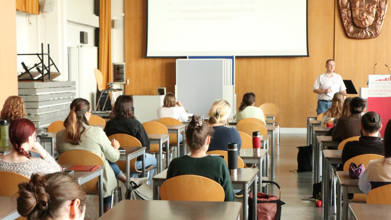 Christoph Fournier (Praxisbeauftragter der HöV) bei seinem Vortrag vor den Studierenden in der Aula der HöV.