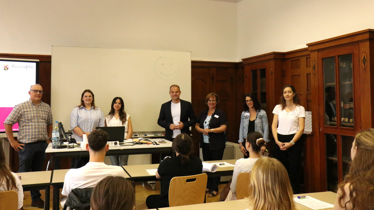 v. l. Dozent Jan Erik Weidenbach, die Mentorinnen Jasmin Hartenstein und Laana Girady, der stellvertretende Direktor Dirk Roselt, Verwaltungsleiterin Beate Stephani, Jennifer Hank (Lehrplanung) und Jennifer Junk (Sekretariat) begrüßen die Lehrgangsgruppe 24-M-01.