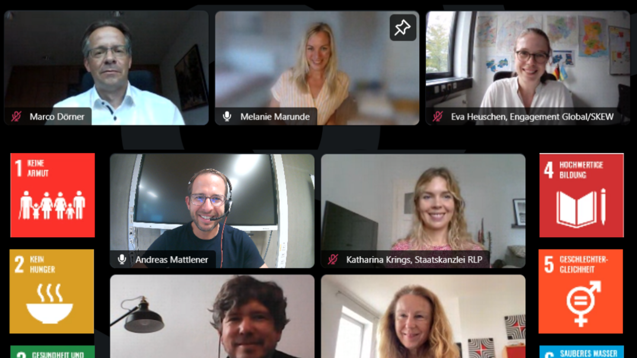 Screenshot vom Online Meeting der Expert/-innen. Zu sehen sind Marco Dörner (Erster Beigeordneter der VG Hachenburg), Melanie Marunde (Dozentin HöV), Eva Heuschen (Engagement Global/SKEW), Andreas Mattlener (Dozent HöV), Katharina Krings (Staatskanzlei RLP), Dr. Stefan Dietrich (ELAN e.V.) und Dr. Carola Stein (Staatskanzlei RLP)