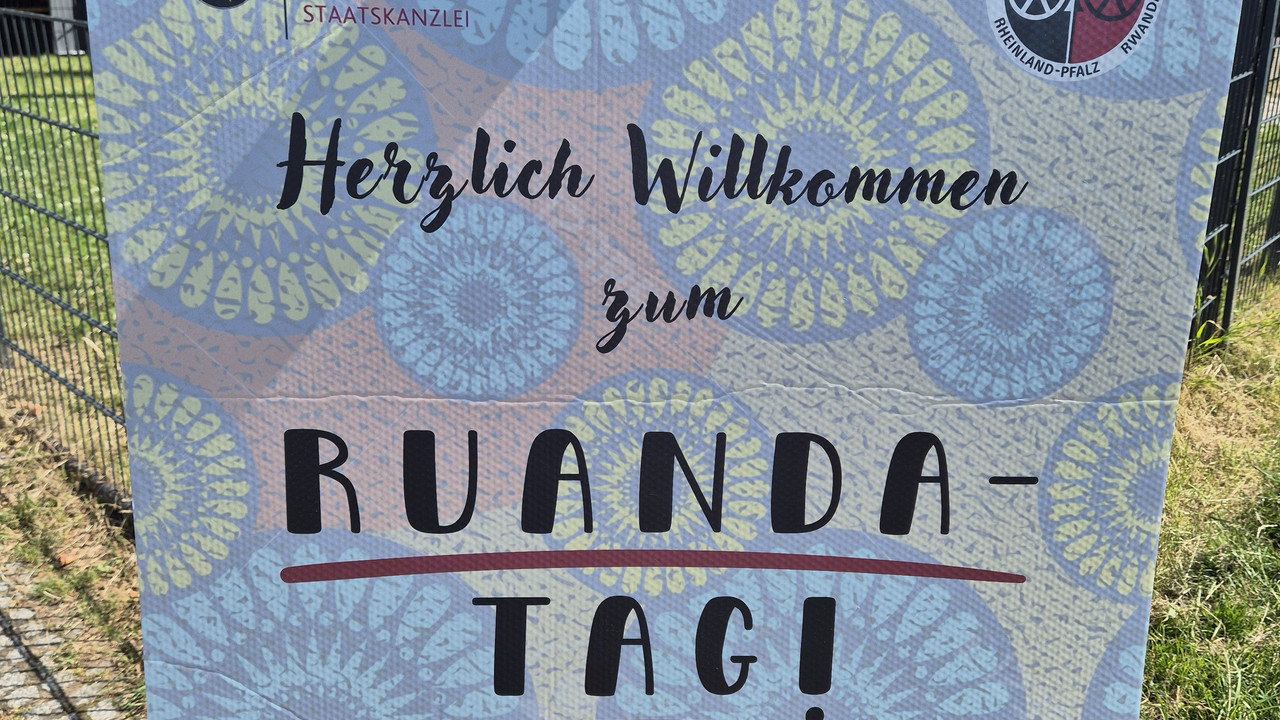 Plakat „Herzlich Willkommen beim Ruanda-Tag!“.