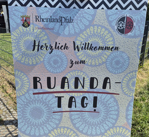 Plakat „Herzlich Willkommen beim Ruanda-Tag!“.