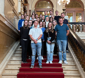 Gruppenfoto der HöV-Studierenden auf der Treppe des Rathauses in Hamburg. 