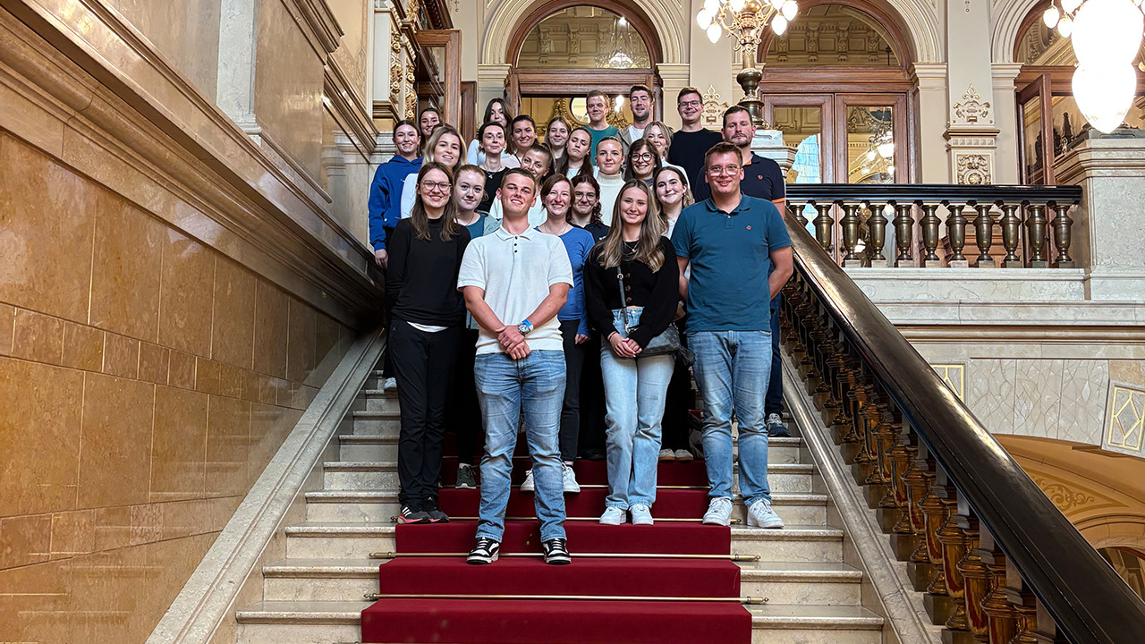 Gruppenfoto der HöV-Studierenden auf der Treppe des Rathauses in Hamburg. 