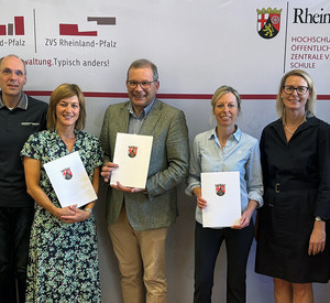 v. l. Jennifer Junk (Gleichstellungsbeauftragte), Joachim Weiler (Personalrat), Verena Annen, Ralf Schmorleiz, Sabine Bersch, Alice Schmidt (Direktorin) sowie Waltraud Leich (Verwaltungsleiterin) bei der offiziellen Ehrung zum 25- und 40-jährigen Dienstjubiläum.