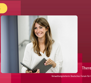 Portraitaufnahme Theresa Lambrich auf grafischem roten Hintergrund, darauf steht: Theresa Lambrich, HöV-Absolventin, Verwaltungsleiterin Deutsches Forum für Kunstgeschichte Paris, oben links in der Ecke: Banner mit der Aufschrift Inside HöV/ZVS