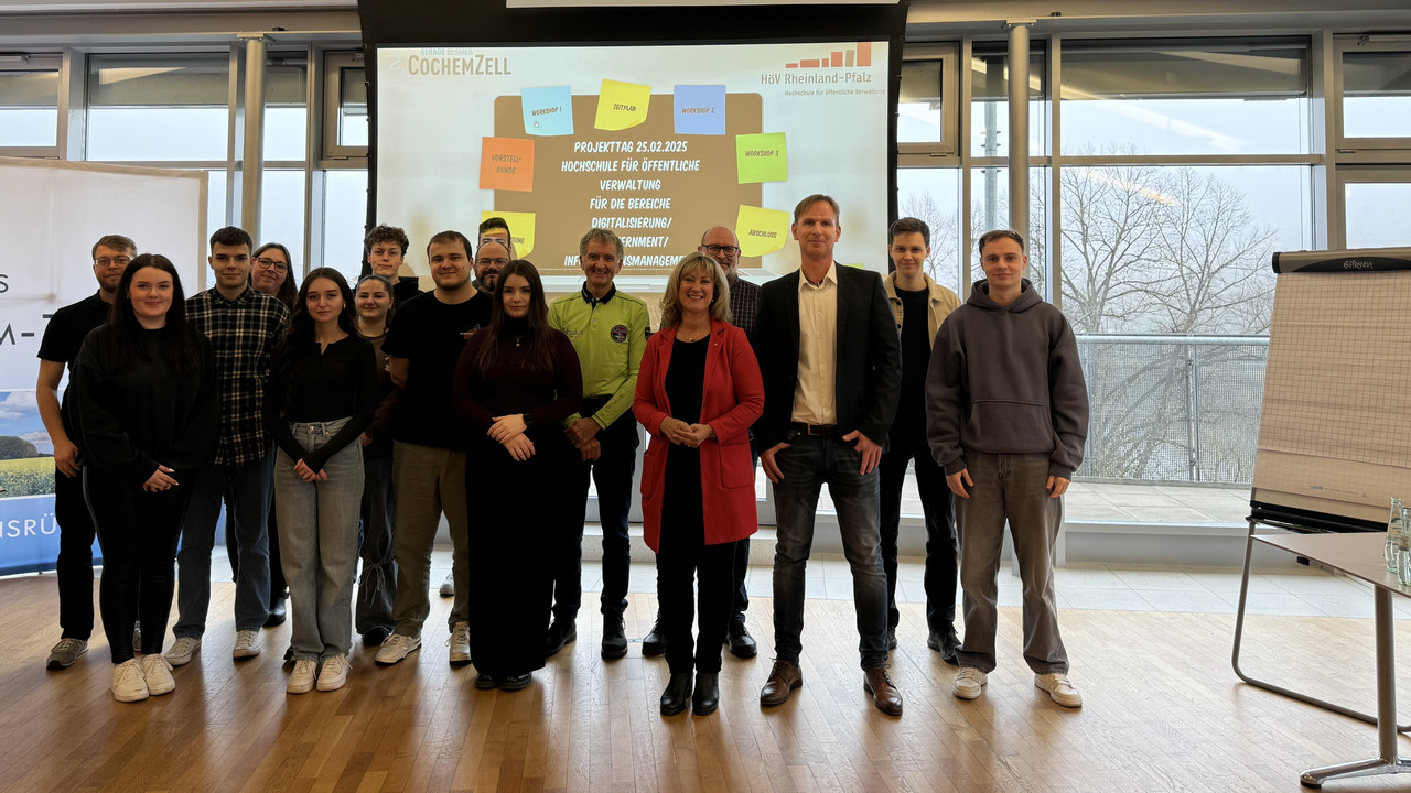 HöV Studierende mit Landrätin Anke Beilstein, Michael Kaspers und Hermann Diederichs von der Kreisverwaltung sowie HöV-Dozenten Frank Lenz und Frank Regnier.