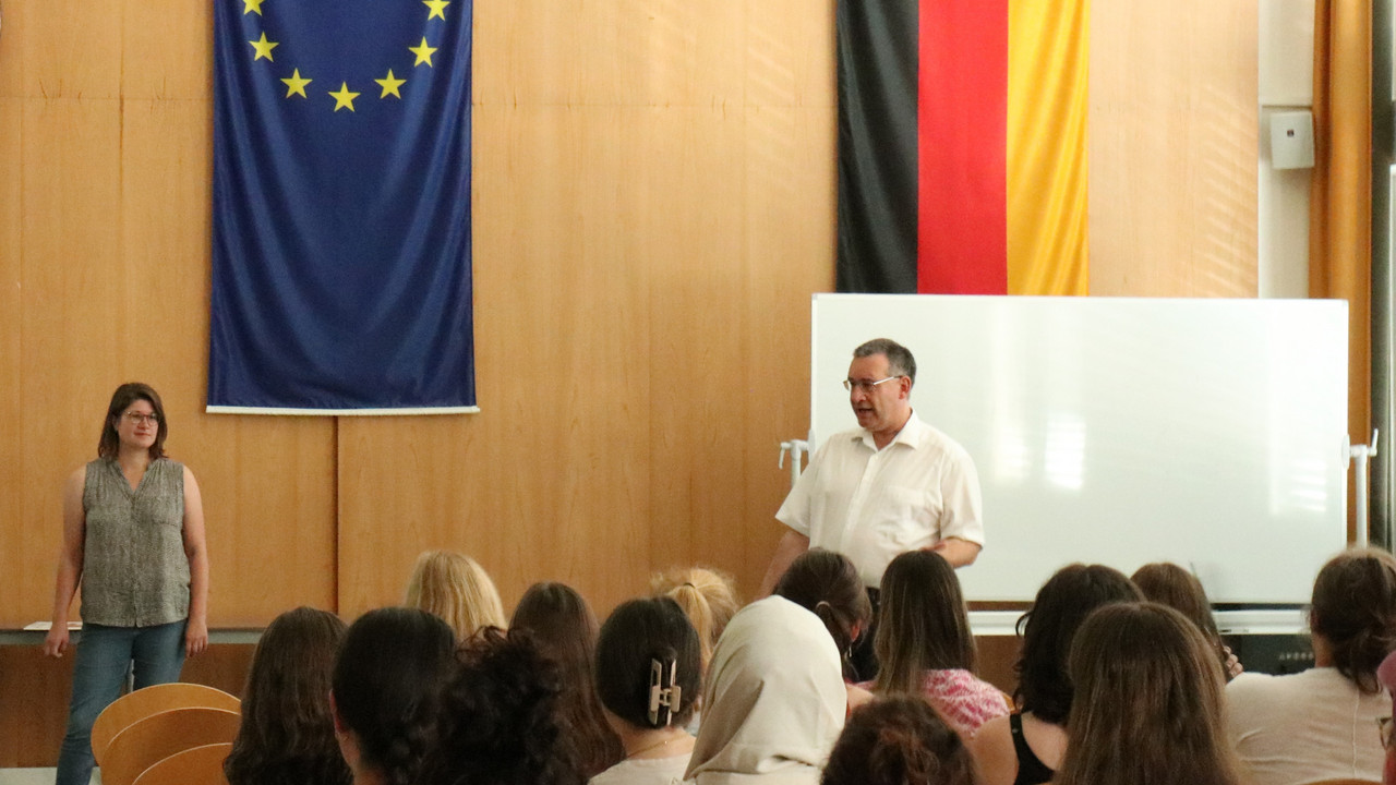 Christoph Fournier (Praxisbeauftragter der HöV) bei seinem Vortrag vor den Studierenden in der Aula der HöV und Frau Johann von der. a.i.m. rlp.