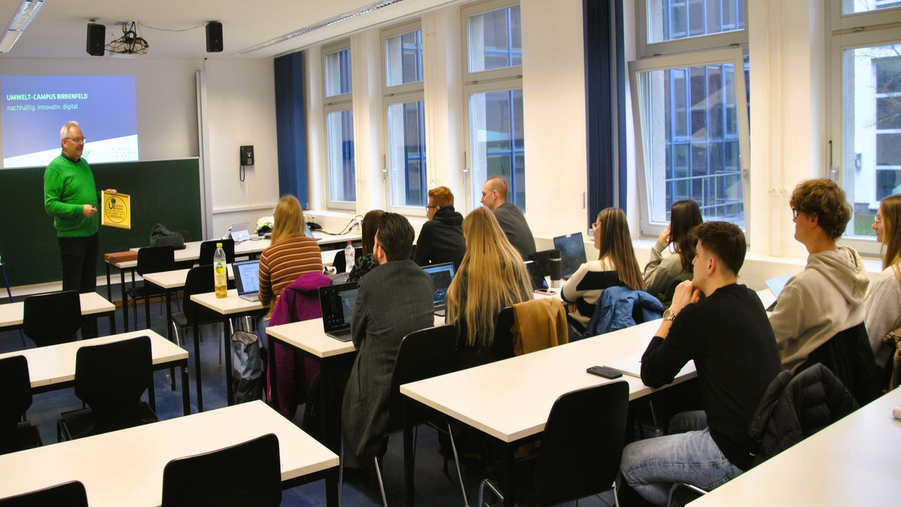 HöV-Studierende während dem Vortrag von Prof. Dr. Klaus Helling.
