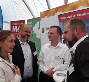V. l. Nicole Weber, HöV-Dozent Frank Regnier, Daniel Achterberg (MdI) und Praxisbeauftragter Thomas Schäfer am Stand der HöV/ZVS und dem MdI.