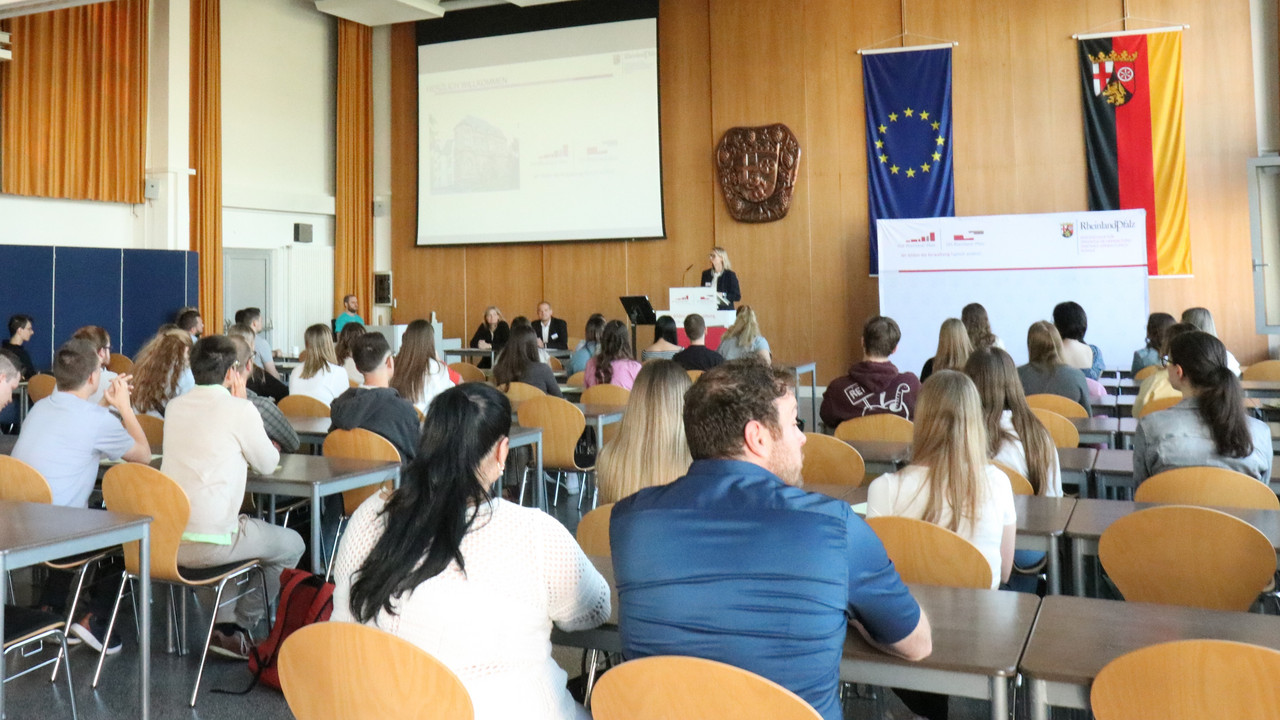 Direktorin Alice Schmidt begrüßt die Teilnehmer/-innen in der Aula.