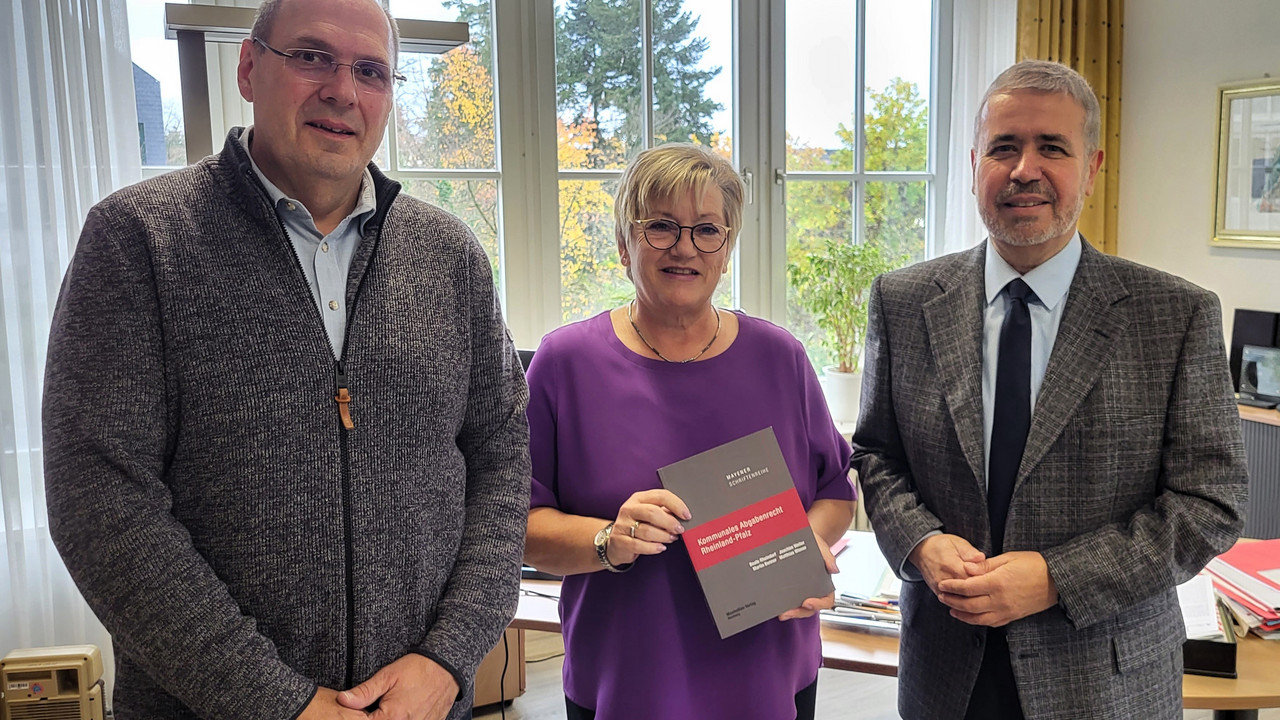 v. l. HöV-Dozent Joachim Weiler, ehemalige HöV-Dozentin Beate Rheindorf und HöV-Direktor Klaus Weisbrod