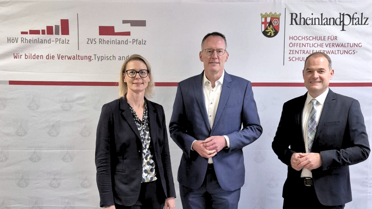 v.l.n.r. Direktorin Alice Schmidt, Staatsminister für Inneres und Sport Michael Ebling und stellvertretender Direktor Dirk Roselt vor der Pressewand anlässlich der gemeinsamen Kuratoriumssitzung der HöV und ZVS RLP.