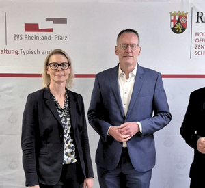 v.l.n.r. Direktorin Alice Schmidt, Staatsminister für Inneres und Sport Michael Ebling und stellvertretender Direktor Dirk Roselt vor der Pressewand anlässlich der gemeinsamen Kuratoriumssitzung der HöV und ZVS RLP.