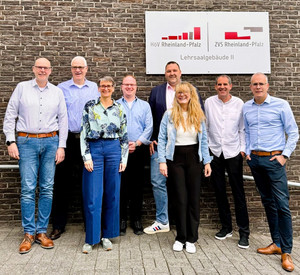 Gruppenfoto der Absolventinnen und Absolventen der Qualifizierung für A 13 vor dem Lehrsaalgebäude II der HöV Rheinland-Pfalz in Mayen.