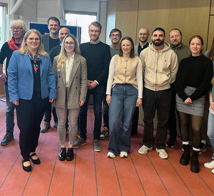 Gruppenfoto in der Kreisverwaltung Rhein-Hunsrück-Kreis in Simmern: Dr. Jacqueline Frinken, Landrat Volker Boch, Dozierende und Studierende der HöV RLP sowie zwei Beisitzende.