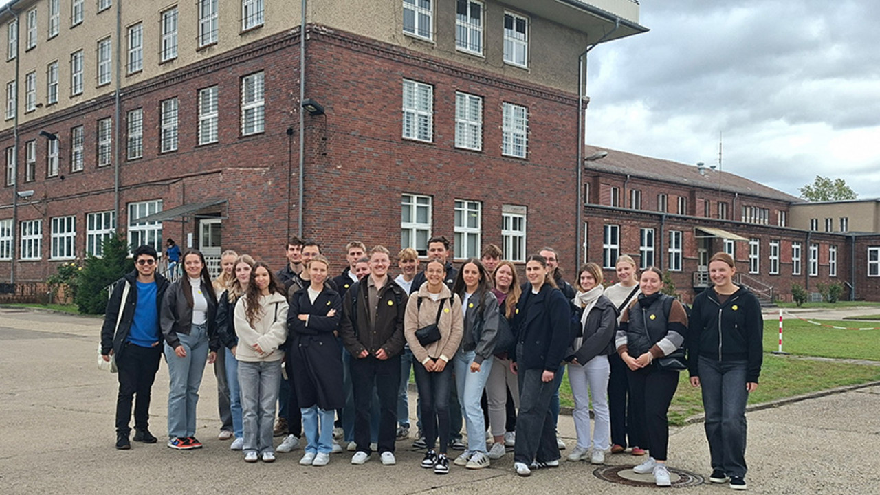  Die Studiengruppe 24-V-08 der HöV Rheinland-Pfalz steht vor der Gedenkstätte Hohenschönhausen in Berlin.