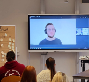Studierende im Gespräch mit Start-up Mentor und Führungscoach Florian Hoppen