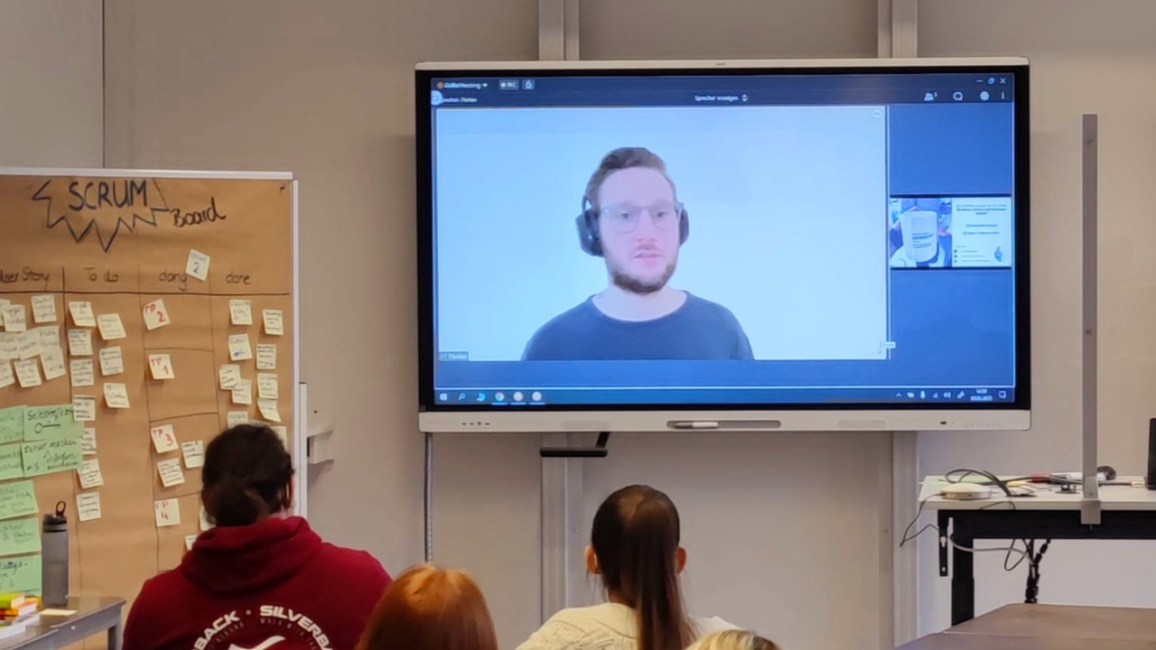 Studierende im Gespräch mit Start-up Mentor und Führungscoach Florian Hoppen