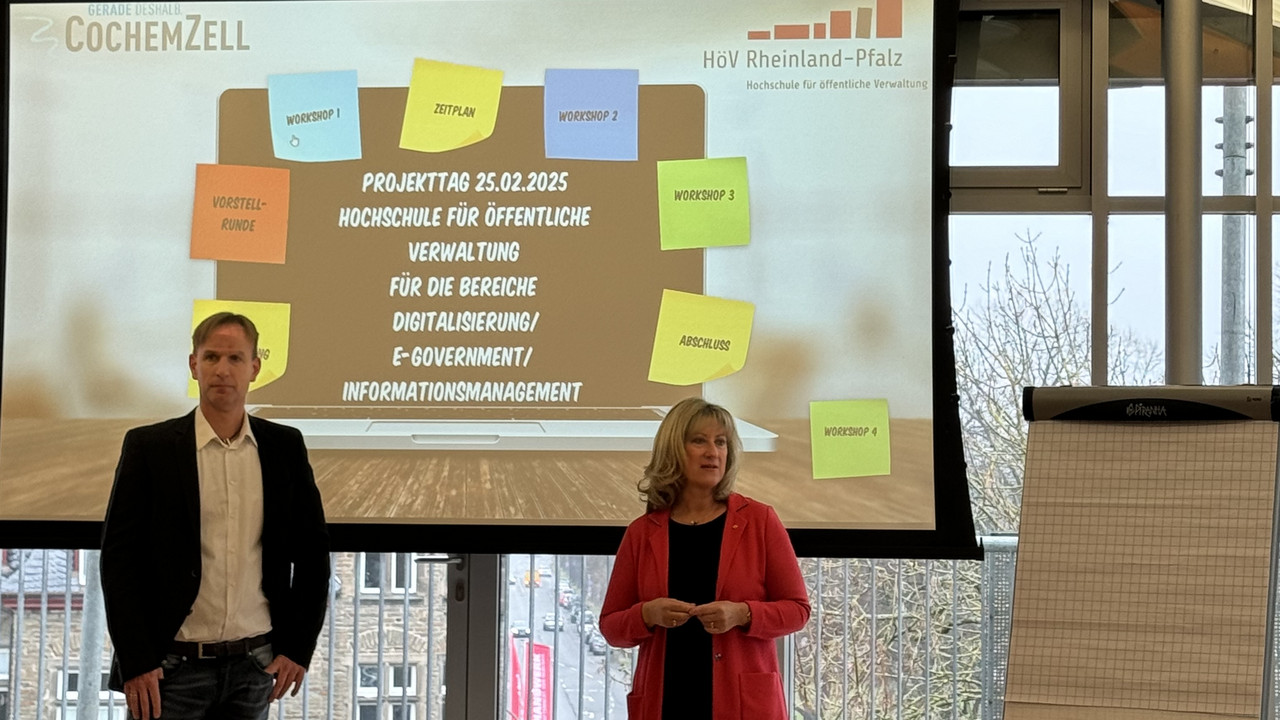 Landrätin Anke Beilstein und HöV-Dozent Frank Lenz.