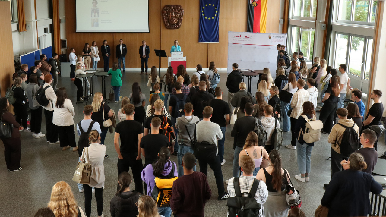 Die neuen Lehrgangsteilnehmer/innen werden von der Leiterin der ZVS Alice Schmidt in der Aula begrüßt.