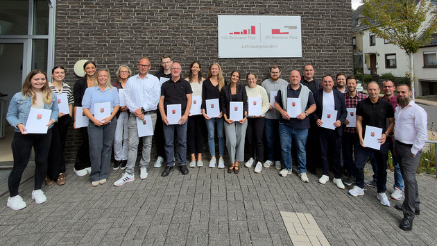 Zwei Gruppen schließen zentrale überfachliche Qualifizierung für das Statusamt A 10 ab