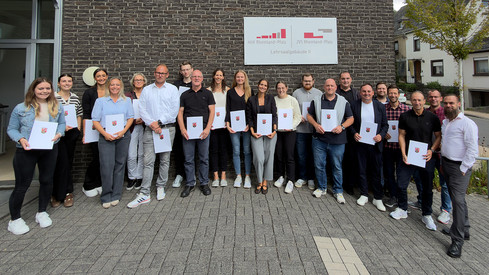 Zwei Gruppen schließen zentrale überfachliche Qualifizierung für das Statusamt A 10 ab