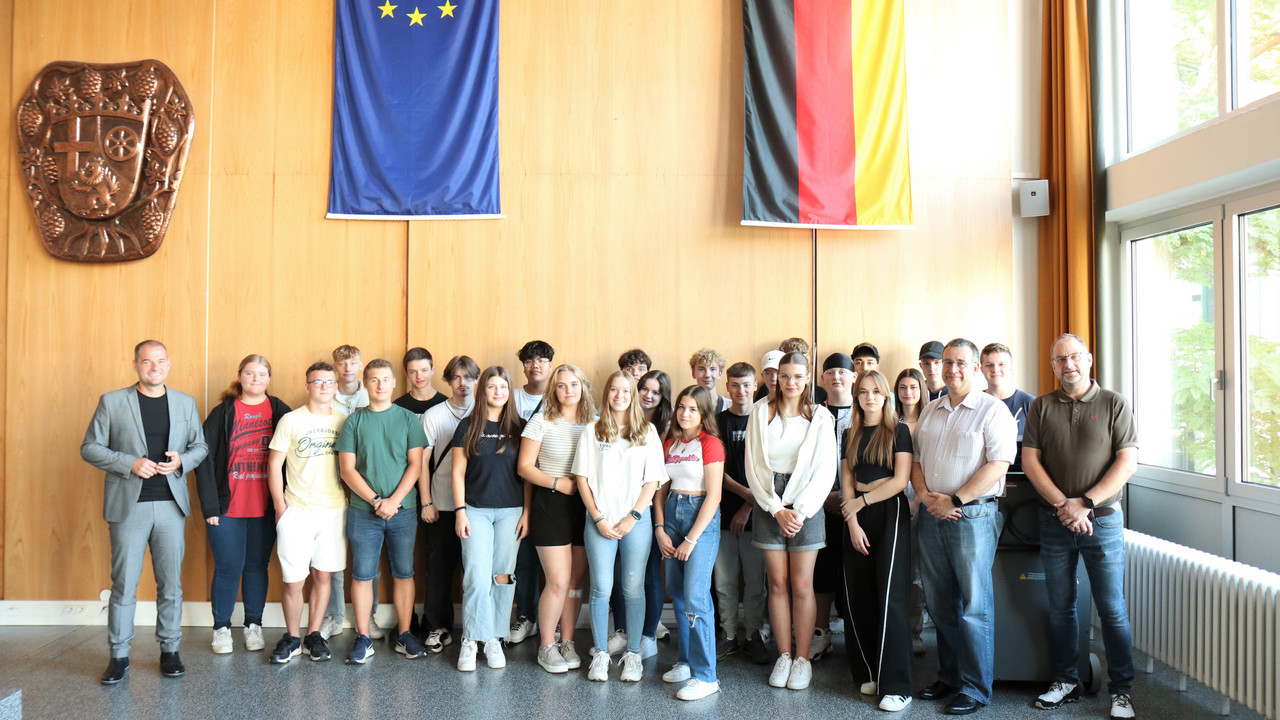v.l.n.r. stellvertretender HöV-Direktor Dirk Roselt, Schüler/-innen der Realschule+ Kaisersesch und die Praxisbeauftragten der HöV Christoph Fournier und Thomas Schäfer