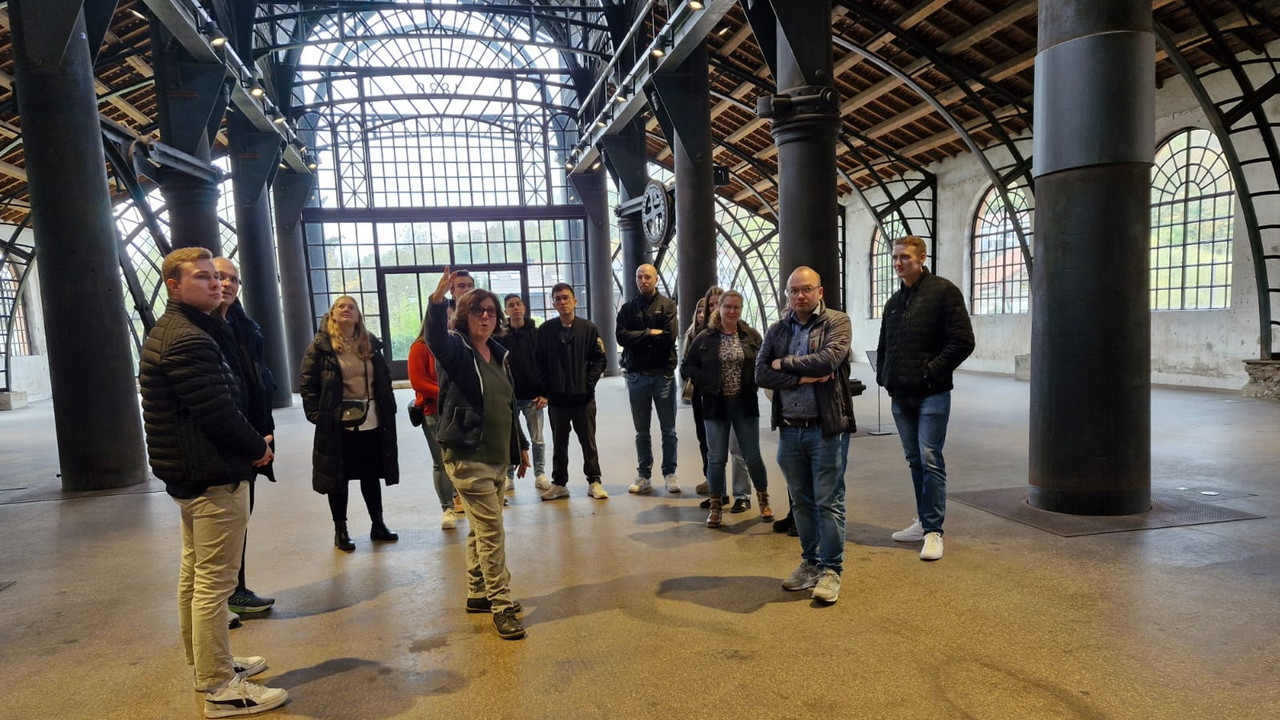 Barbara Friedhofen mit HöV-Studierenden in der Gießhalle der Sayner Hütte.
