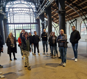 Barbara Friedhofen mit HöV-Studierenden in der Gießhalle der Sayner Hütte.