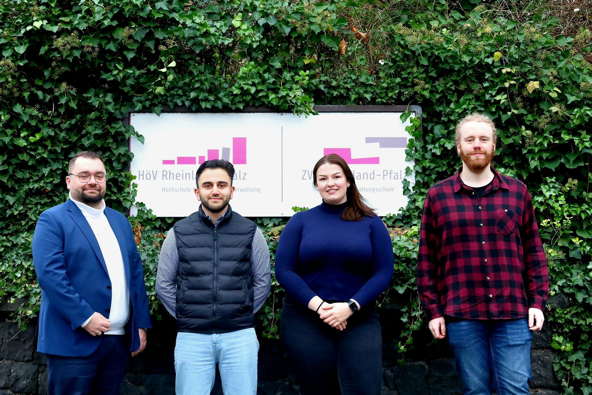 Gruppenfoto der Studierendenvertretung: v.l. André Baureis, Salih Alija, Jasmin Hartenstein und Miles Becker.