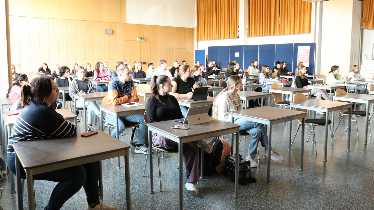 Studierende der HöV in der Aula.