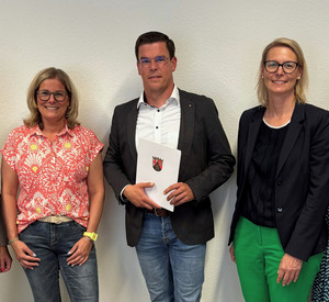 Waltraud Leich (Verwaltungsleiterin), Sandra Hering (Personalrat), Sebastian Hermann, Alice Schmidt (Direktorin) sowie Ursula Jahr (Gleichstellungsbeauftragte) stehen nebeneinander vor einer weißen Wand