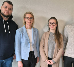 Direktorin Alice Schmidt und die Studierendenvertretung der HöV RLP 2025/2026 sind gemeinsam auf einem Gruppenfoto zu sehen: Lukas Keller, Jennifer Eiden, Felix Schöneck