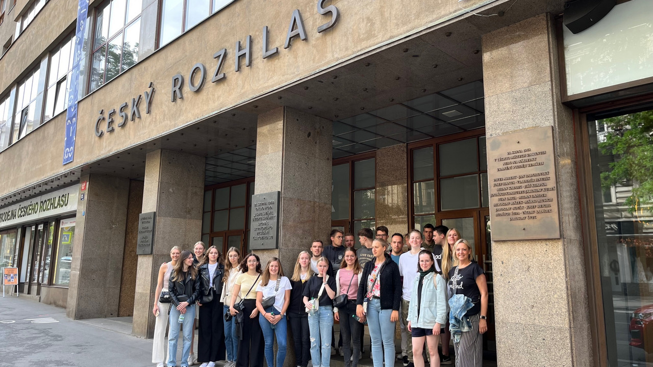 HöV Studierende und Dozentin Stephanie Schmitt vor dem Gebäude des öffentlich-rechtlichen Hörfunks Tschechiens "Cesky rozhlas".