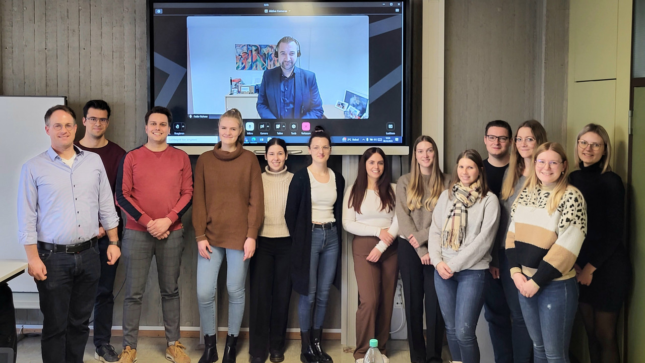 HöV-Dozent Christoph Buttner, Staatssekretär Dr. Fedor Ruhose und Studierende der HöV.