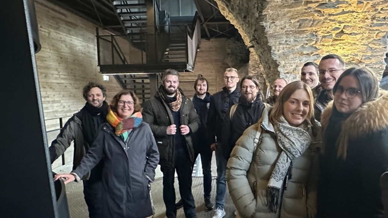 V. l. Dr. Björn Rodday, Barbara Friedhofen und HöV Studierende im Hochofen der historischen Gießhalle.