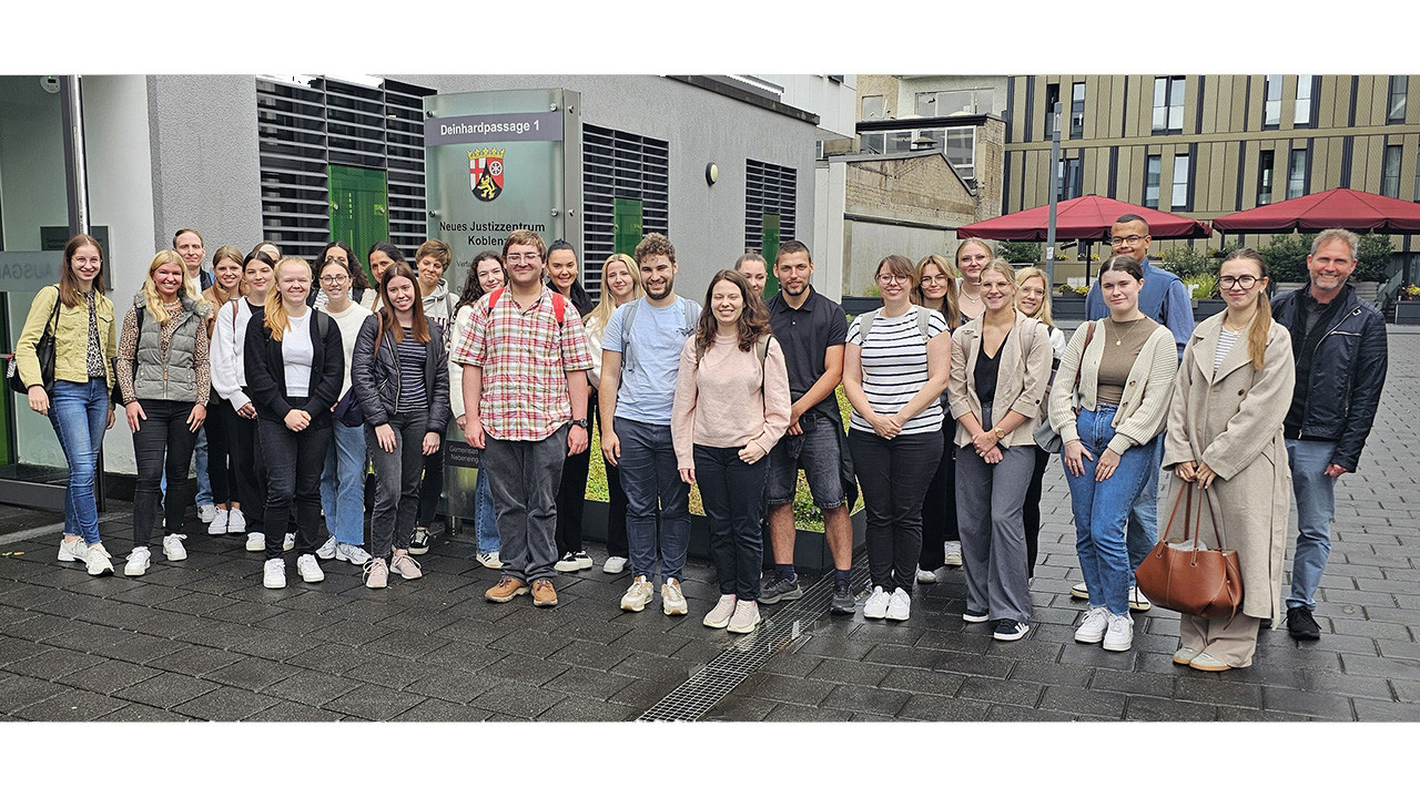 Gruppenfoto von Studierenden der HöV vor dem Verwaltungsgericht Koblenz. Ganz rechts im Bild steht Dozent Pascal Becker.